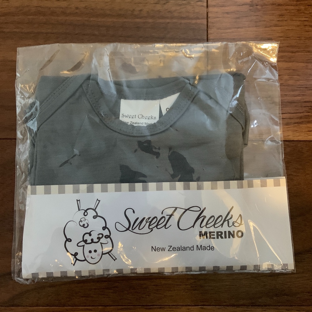 NWT Sweet Cheeks Long Sleeve Bodysuit 0-3M